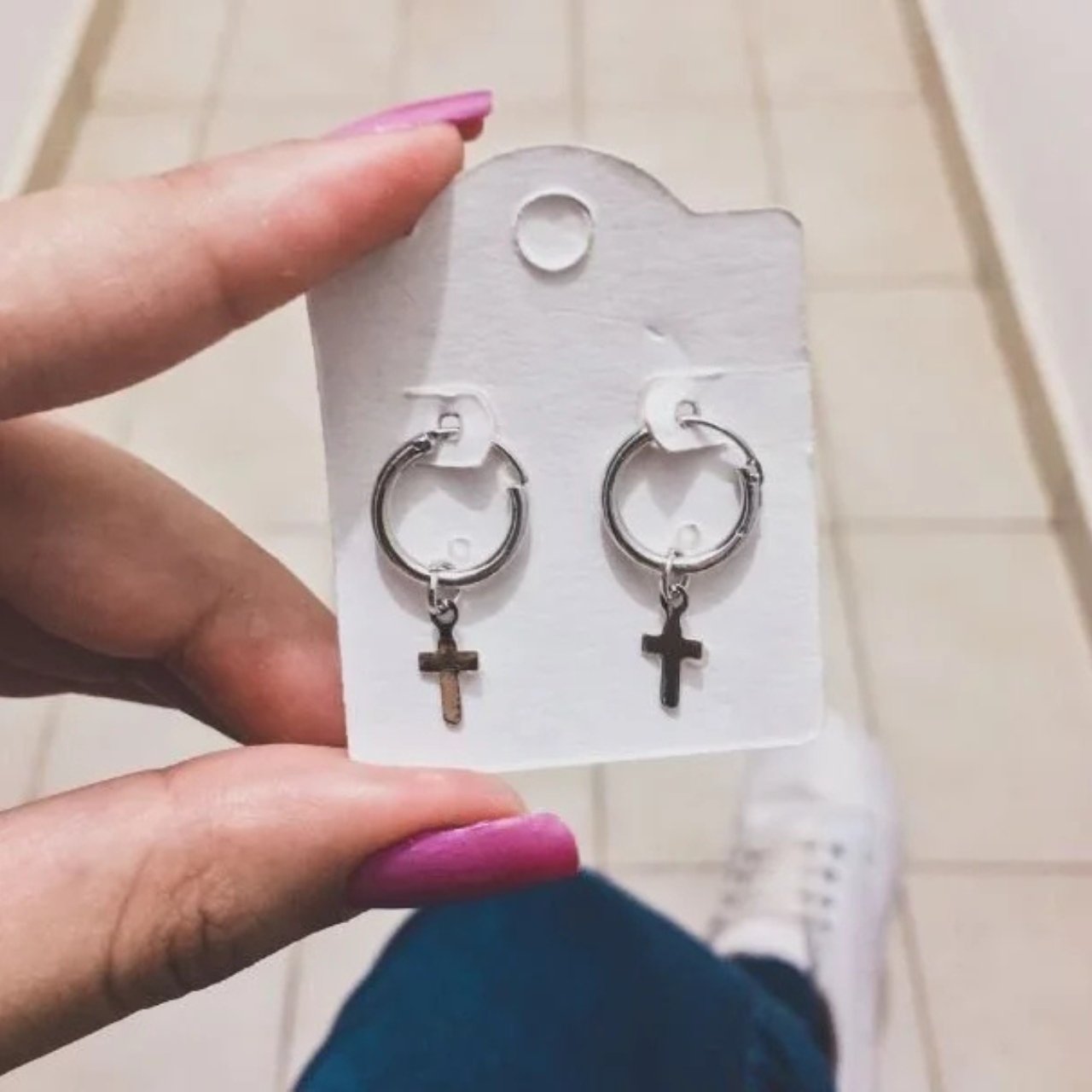Brinco mini argola com cruz, prateada, 1cm - REF B250