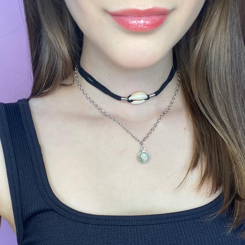 Choker lui, camurça, búzio central artesanal, prateada - C317