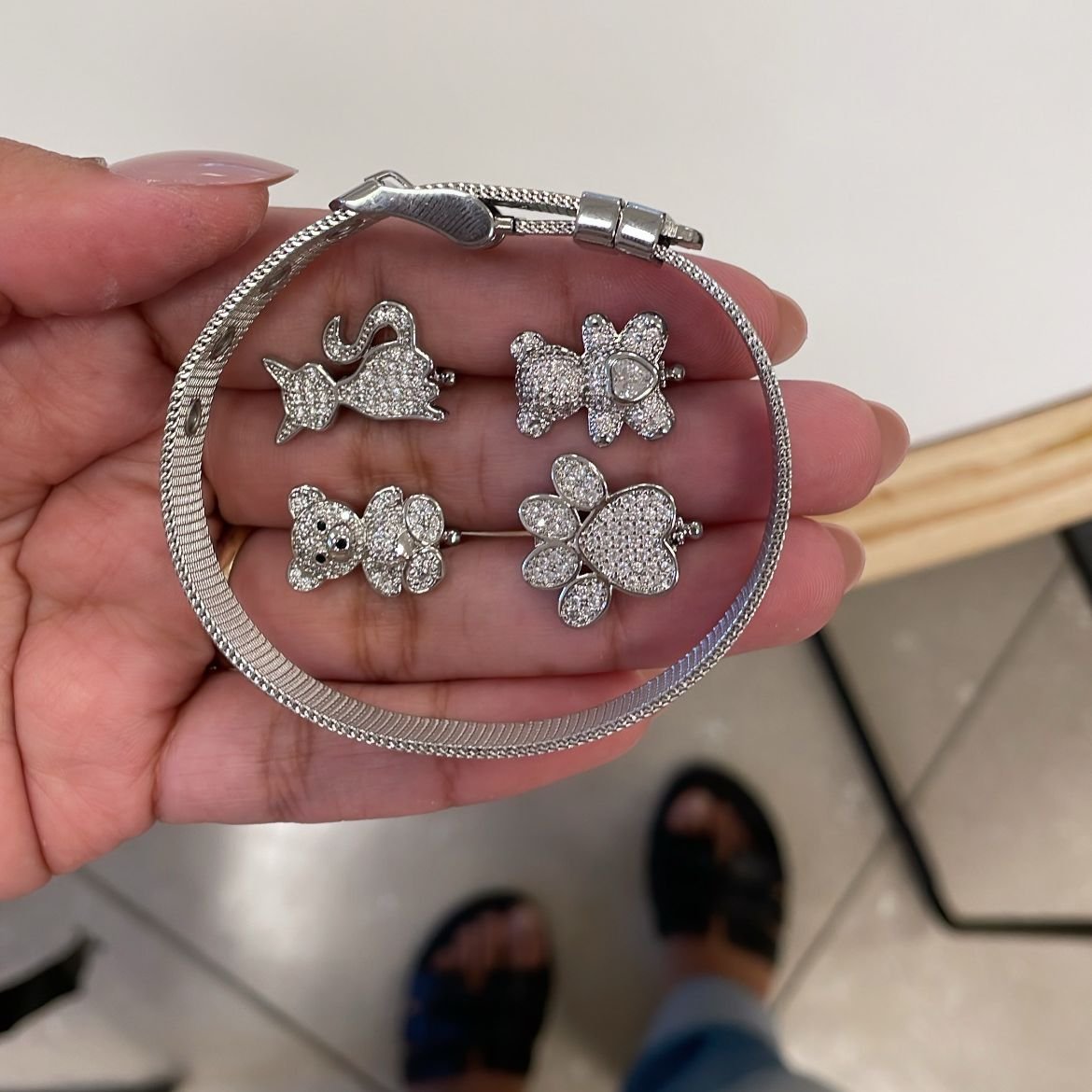Pulseira com 4 charms, prateada - P981