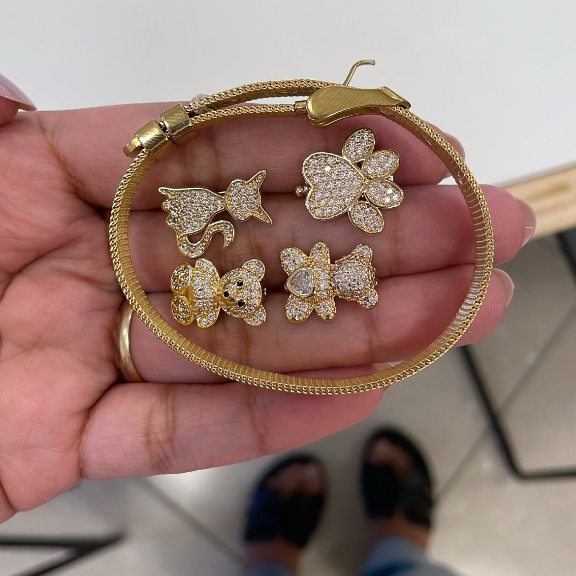 Pulseira com 4 charms, dourada - P982